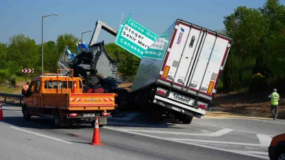 Edirne’de tır yön tabelasına çarptı: Sürücü yaralandı