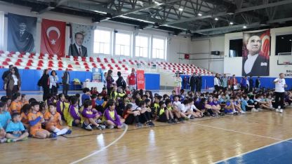 Edremit’te 8 bin öğrenci geleneksel oyunlar için sahaya indi