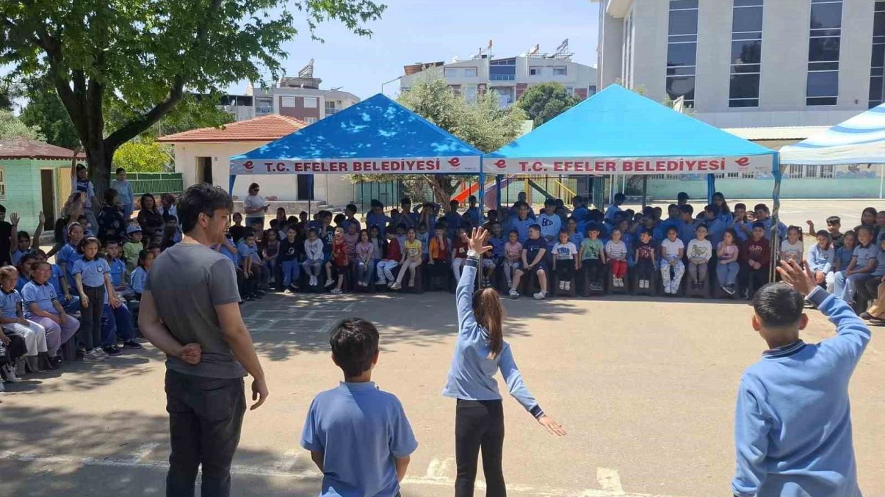 Efeler’in sanatçıları çocuklar için sahneye çıktı