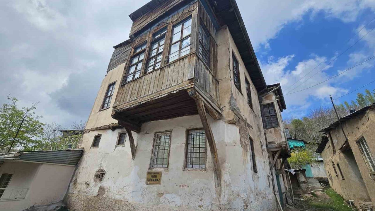 Elazığ’da 450 yıllık konak geçmişin izlerini taşıyor