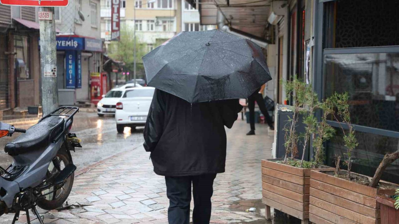 Elazığ’da sağanak etkisini göstermeye başladı