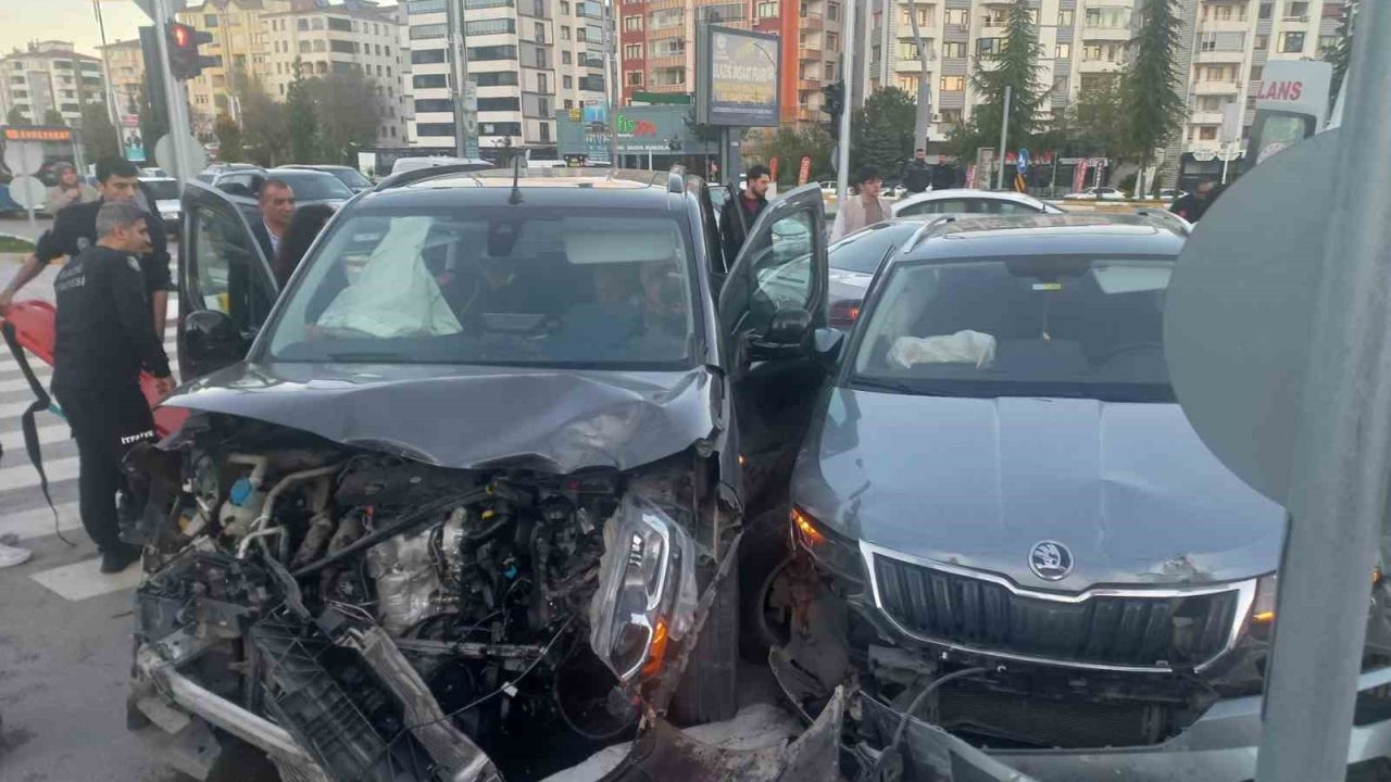 Elazığ’da zincirleme trafik kazası: 3 yaralı