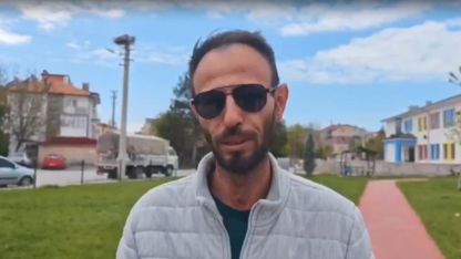 Elektrik akımına kapılan leyleği arabasına alıp yardım etti
