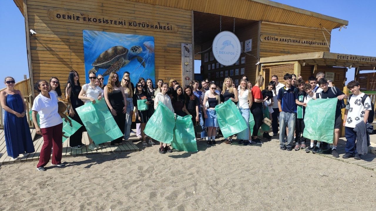 Erasmus ile Manavgat’a gelen öğrenci ve öğretmelerden temizlik etkinliği