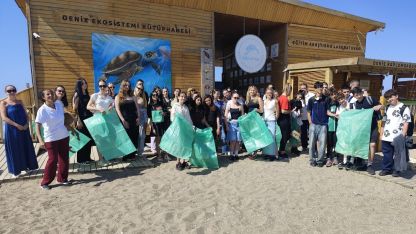 Erasmus ile Manavgat’a gelen öğrenci ve öğretmelerden temizlik etkinliği