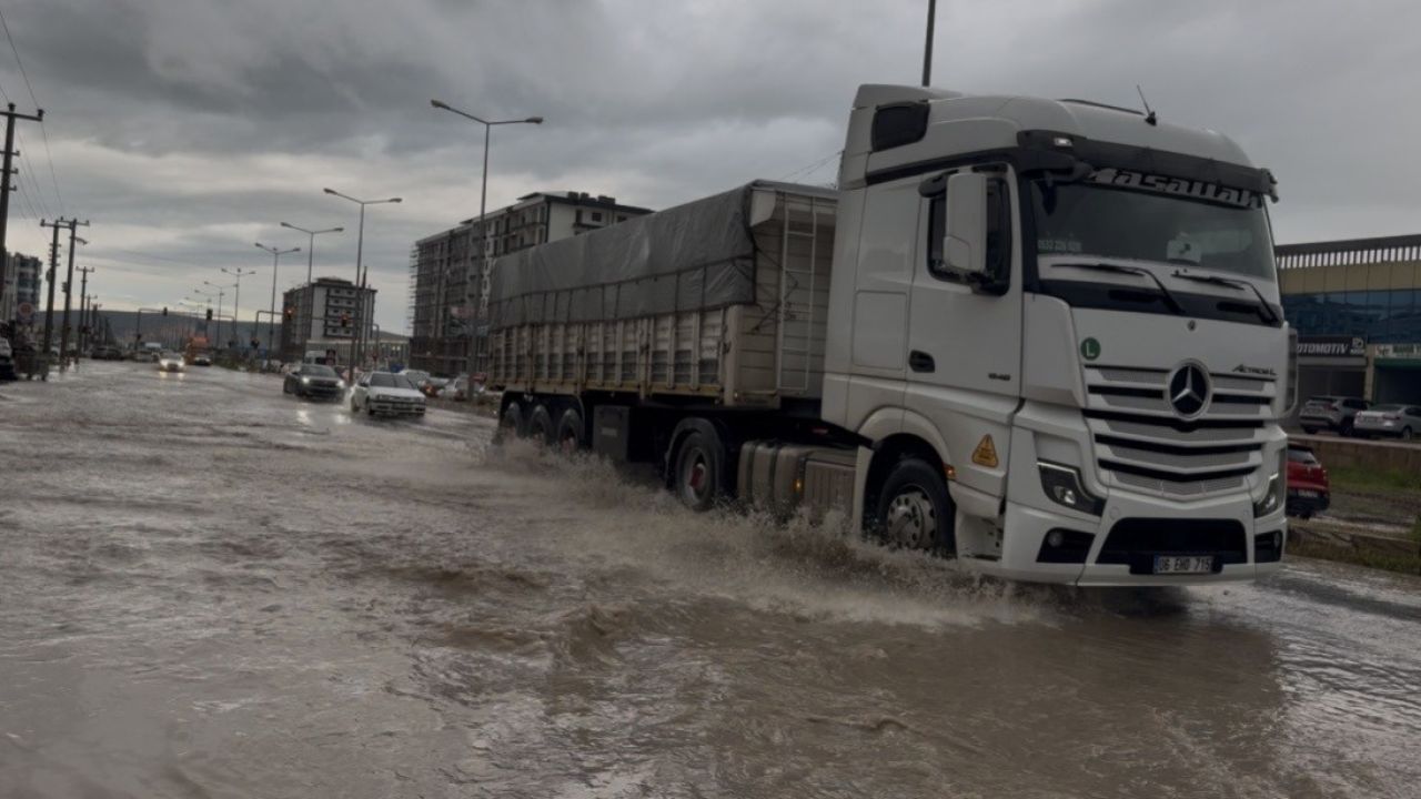 Ergani’yi sağanak vurdu, yollar göle döndü
