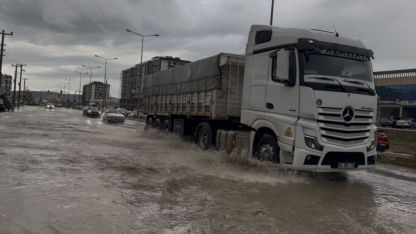 Ergani’yi sağanak vurdu, yollar göle döndü