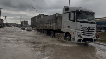 Ergani’yi sağanak vurdu, yollar göle döndü