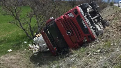Erzincan’da soda yüklü tır devrildi