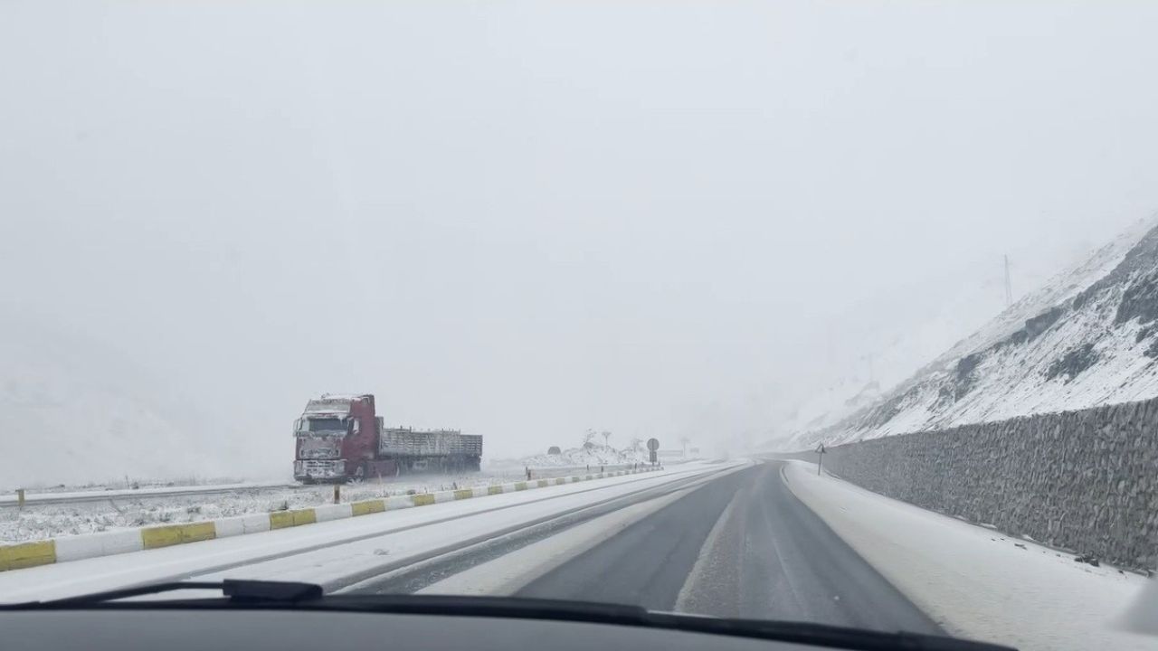 Erzincan’ın yüksek kesimlerinde kar yağışı etkili oldu
