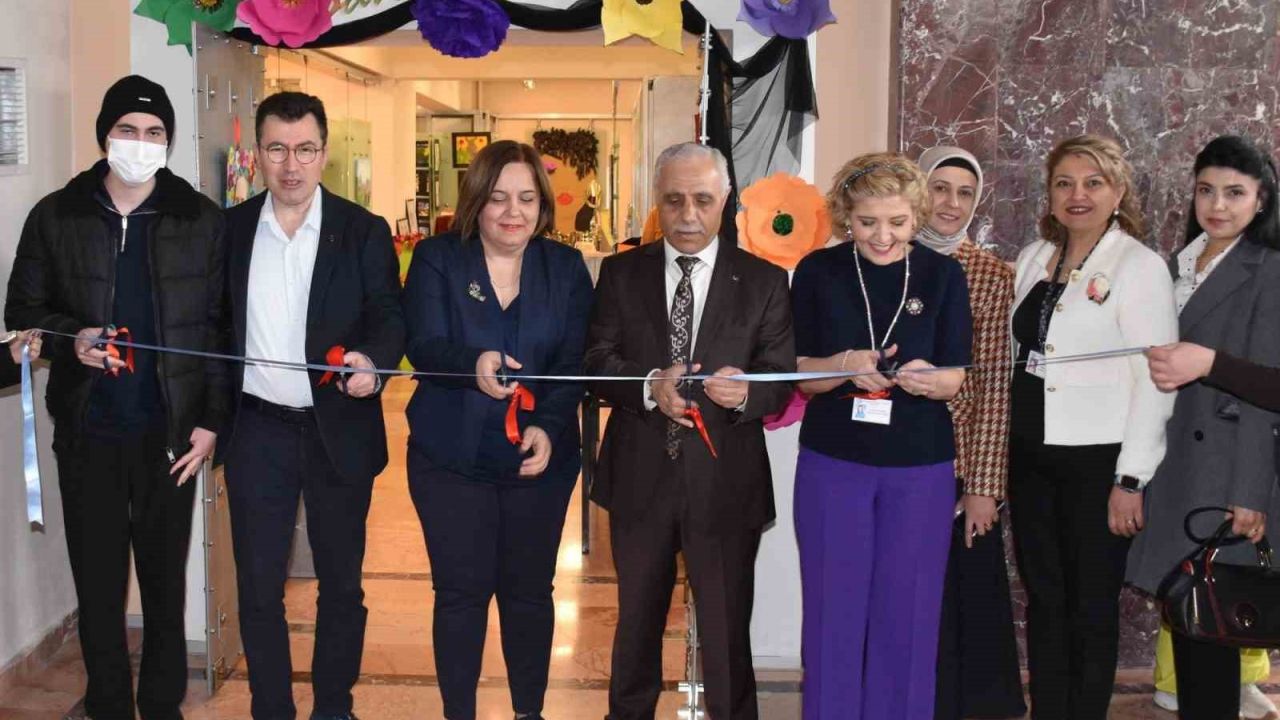 ESOGÜ Hastanesi’nde ’Sanat İyileştirir’ başlıklı sergi açıldı