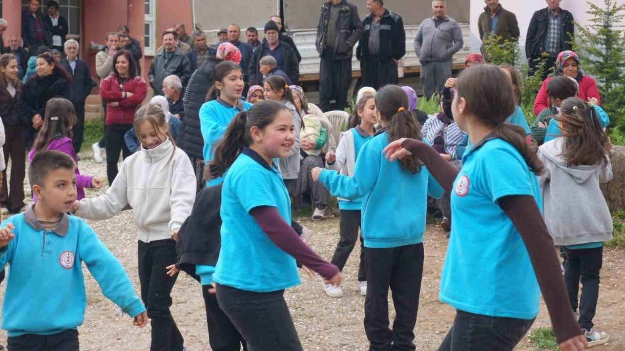 Feke’de geleneksel Hıdırellez şenliği düzenlendi