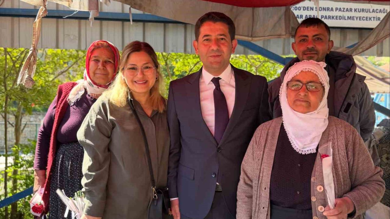 Feke’de kadın pazarcılara Anneler Günü hediyesi başkandan