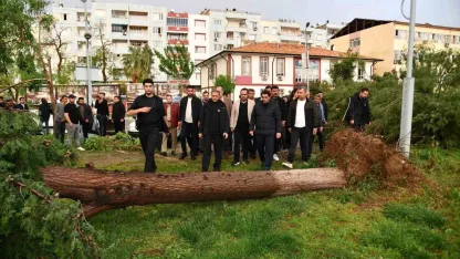 Fırtına sonrası vali, kaymakam ve belediye başkanı bölgede incelemede bulundu