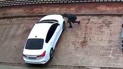 Gaziantep’te gündüz vakti park halindeki 2 aracın lastiği kesici aletle patlatıldı