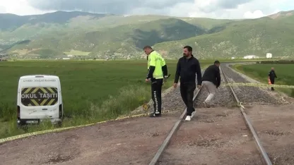 Gaziantep’te öğrenci servisine tren çarptı: 13 öğrenci hafif yaralandı