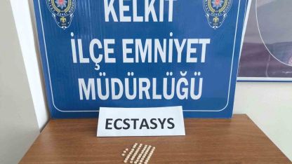 Gümüşhane’de şase numarası değiştirilmiş araç ve binlerce kaçak malzeme ele geçirildi