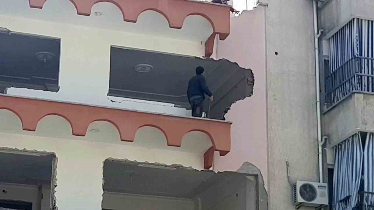 Güvenlik önlemleri alınmadan yapılan bina yıkımı tehlike saçtı