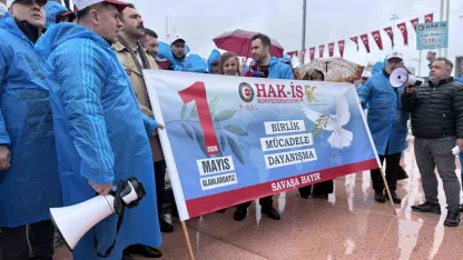 HAK-İŞ üyeleri Kazancı Yokuşu’na karanfil ve Taksim’e çelenk bıraktı