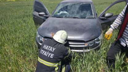 Hassa’da tarlaya uçan otomobilin sürücüsü yaralandı