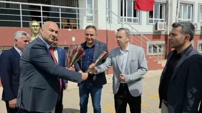 Hassalı muhtarlardan öğretmenlere çiçekli teşekkür