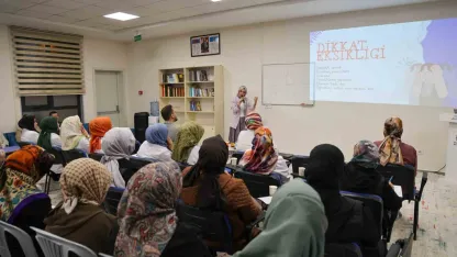 Hatice Hatun Mahalle Külliyesi Çocuk Mektebi’nde aileler eğitim seminerleri ile bilgilendiriliyor