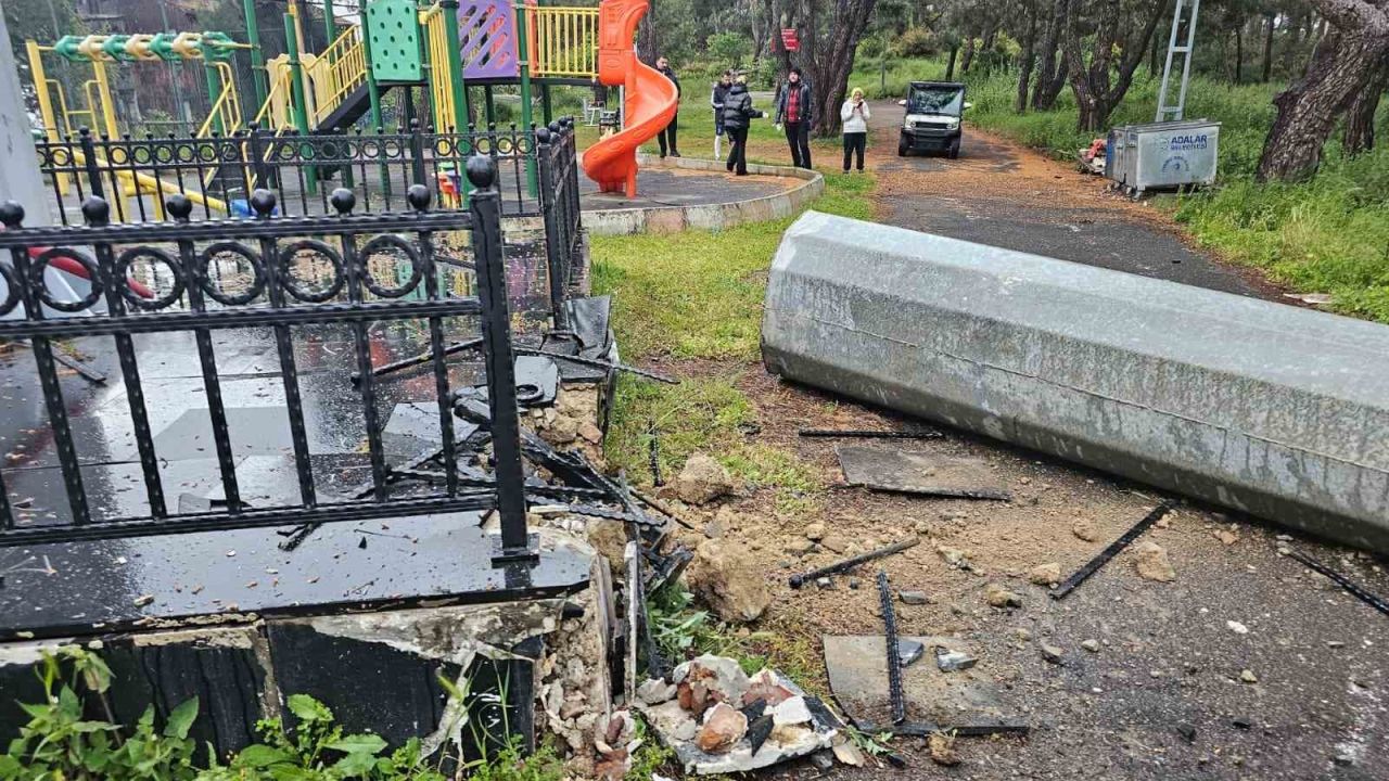Heybeliada’nın simgesi dev bayrak direği şiddetli rüzgarda devrildi
