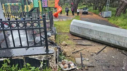 Heybeliada’nın simgesi dev bayrak direği şiddetli rüzgarda devrildi