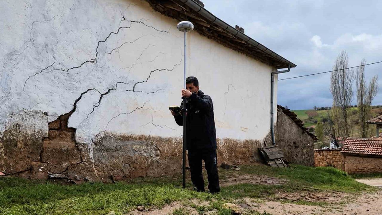 Heyelan köyü tehdit ediyor, vatandaş tedirgin: "Durum çok ciddi"