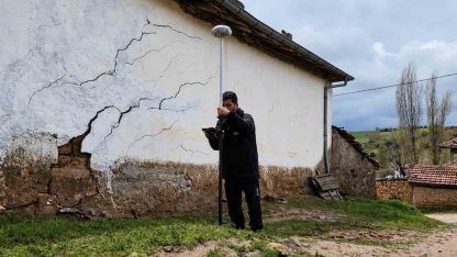 Heyelan köyü tehdit ediyor, vatandaş tedirgin: "Durum çok ciddi"