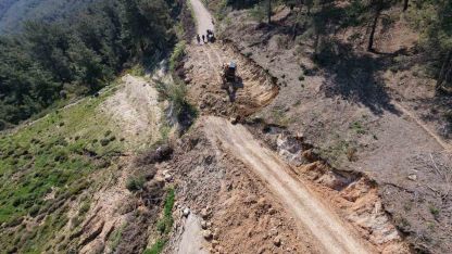 Heyelan nedeniyle kapanan Sülüklü Göl yolu ulaşıma açıldı