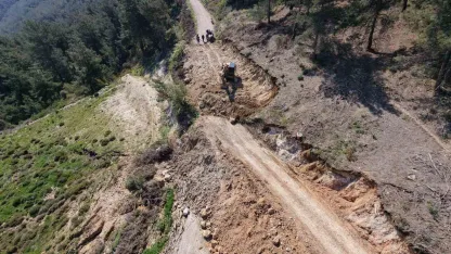 Heyelan nedeniyle kapanan Sülüklü Göl yolu ulaşıma açıldı