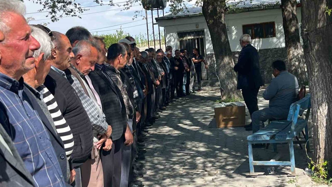 Iğdır’da arkadaşının elindeki silahın patlaması sonucu ölen çocuk toprağa verildi