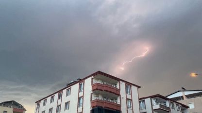 Iğdır’da şimşekler gökyüzünü aydınlattı