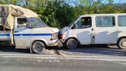 İki araç kafa kafaya çarpıştı, 1 yaralı