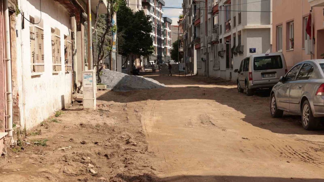 İncirliova’da yol çalışmaları Zafer Mahallesi’nde devam ediyor