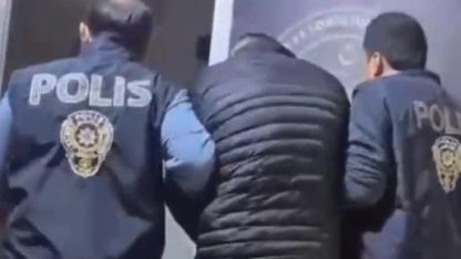 İzmir’de 50 yıl hapis cezasıyla aranan şüpheli gardıropta yakalandı