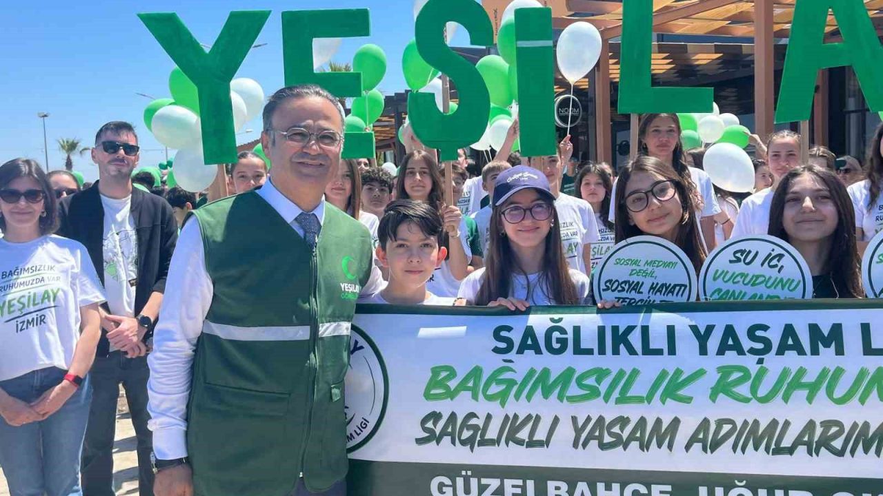 İzmir’de bağımlılığa karşı çocuklar ve velilerden ‘Sağlıklı Yaşam’ yürüyüşü