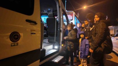 İzmir’de yarı batık halde bulunan göçmen botunda 1 çocuk hayatını kaybetti, 43 kişi kurtarıldı