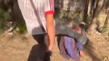 İzmir’de yaşlı adama tekmeyle saldıran şüpheliler serbest bırakıldı