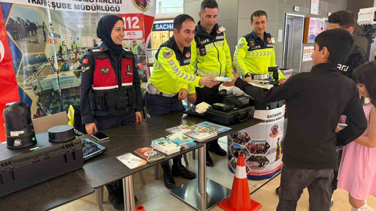 Jandarmadan vatandaşlara trafik kuralları hakkında bilgilendirme faaliyeti