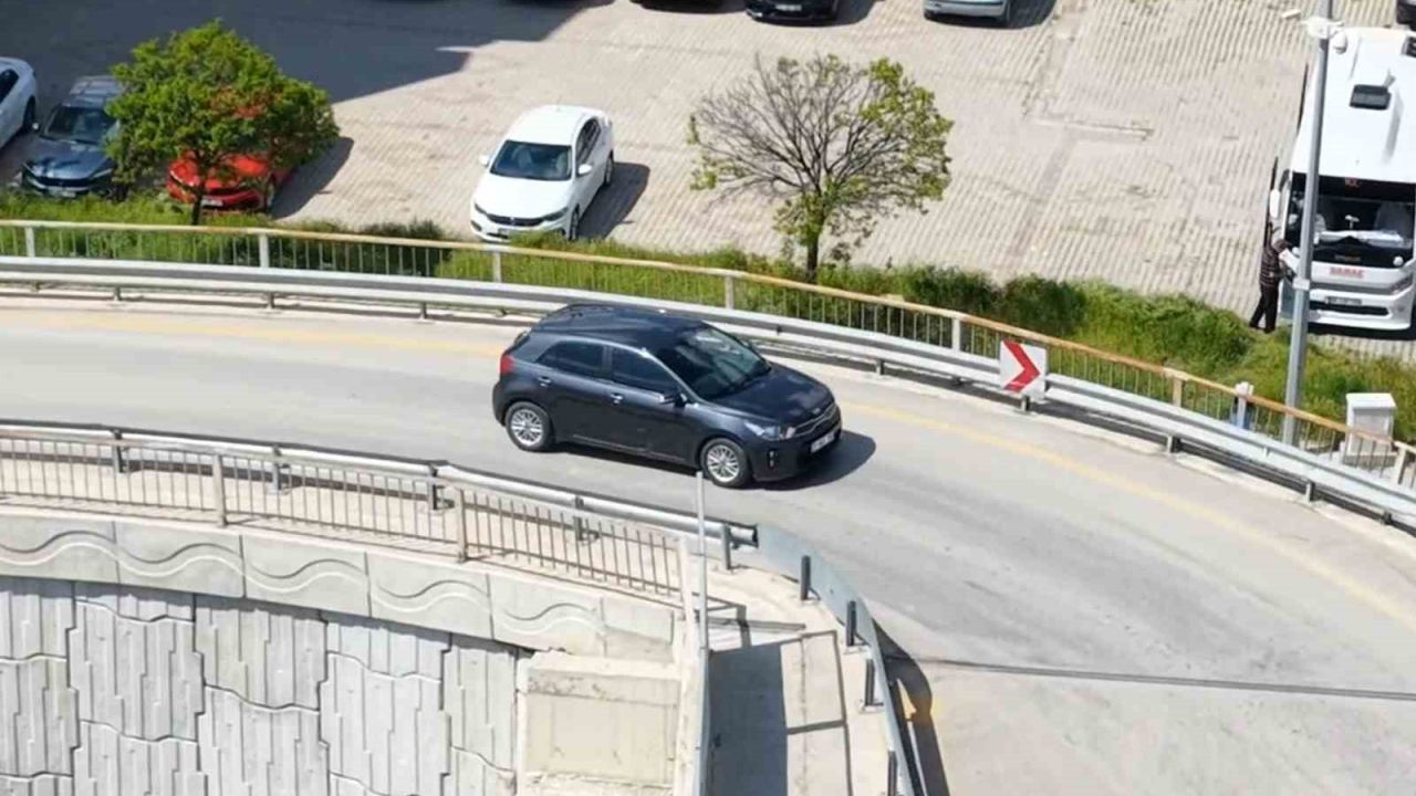 Kaçtı, park etti, polisi karşısında buldu: Dron her anını kaydetti