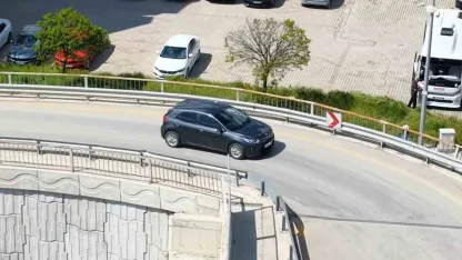 Kaçtı, park etti, polisi karşısında buldu: Dron her anını kaydetti
