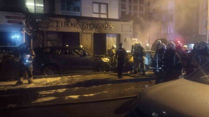 Kadıköy’de galeri önündeki park halindeki araçlar alev alev yandı