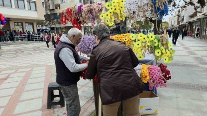 Kakava coşkusu renkli taçlar ile şimdiden sokaklarda