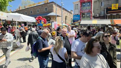 Kakava şenlikleri için gelen turistler ciğercilerde kuyruk oluşturdu