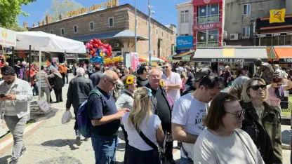 Kakava şenlikleri için gelen turistler ciğercilerde kuyruk oluşturdu