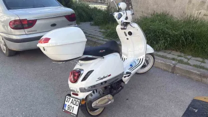 Kaldırıma çarpan motosikletin sürücüsü yaralandı