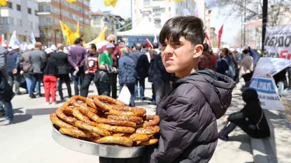 Kamu işçileri halayda, onlar ekmeğinin derdinde