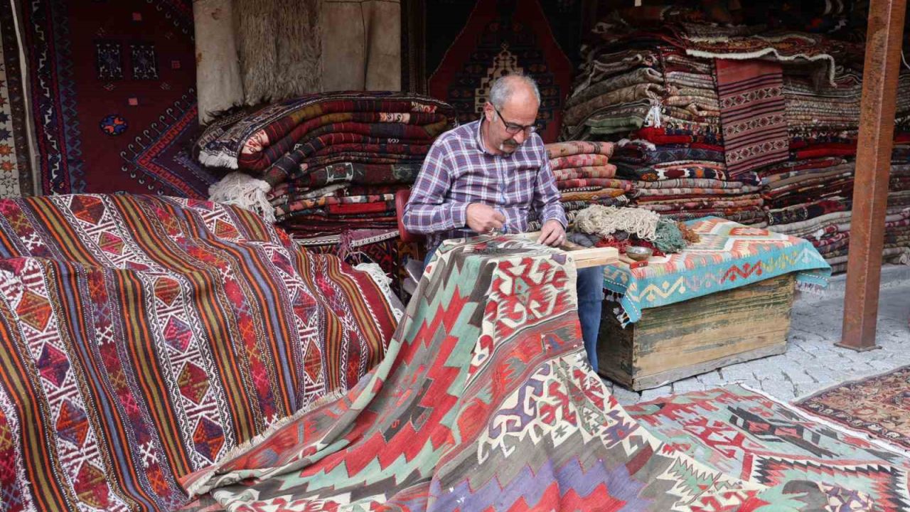Kapadokya’da eski halılar ustaların elinde yeniden hayat buluyor